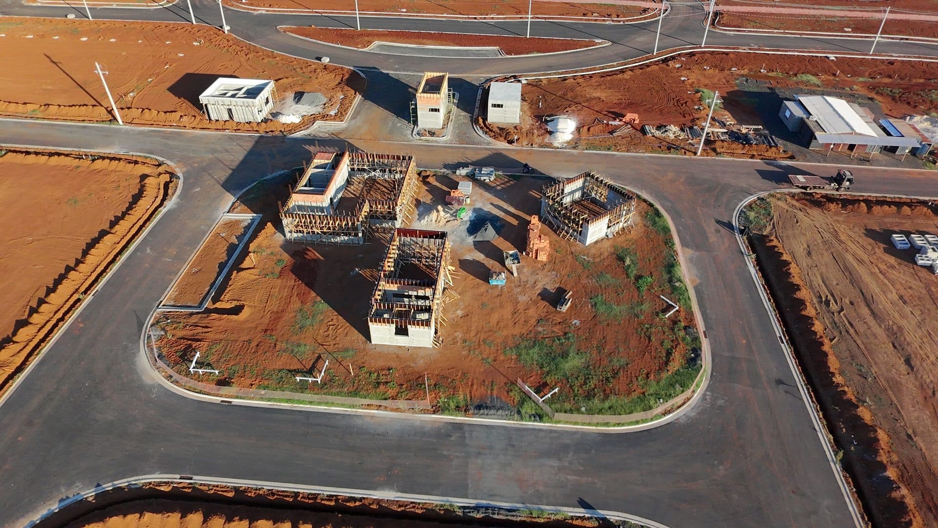 Azzurra Essenza — Estruturas em construção em Setembro de 2026